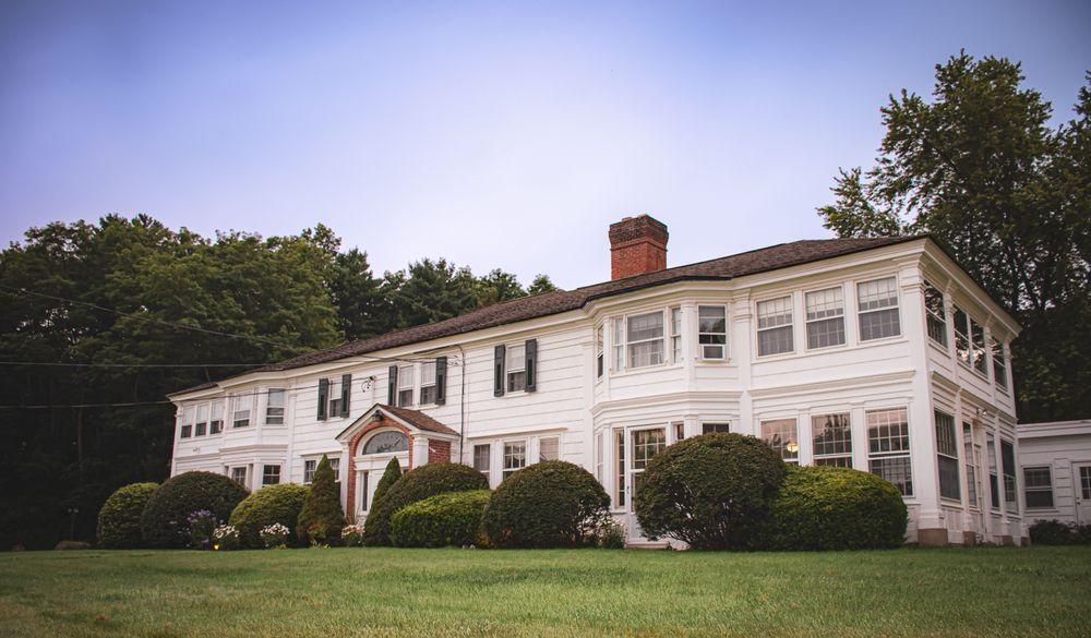 Frontal exterior view of Blackberry River Inn